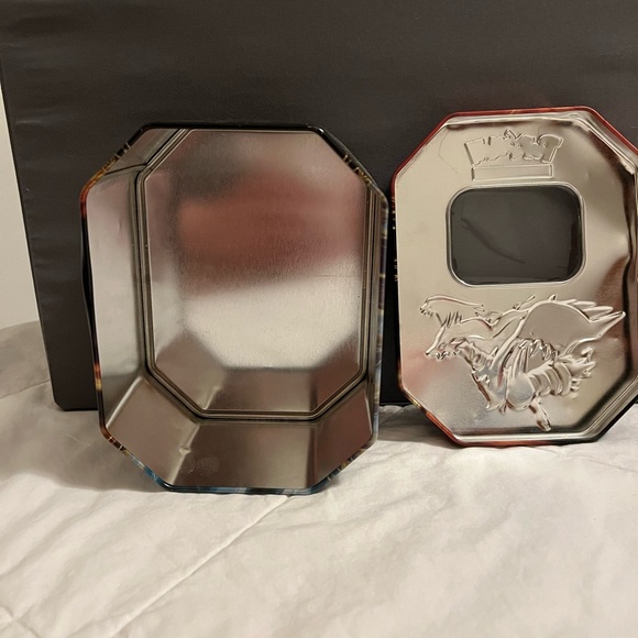 Pokémon TCG EX Tin - Black, White, Metallic Artwork - Picture 9 of 9